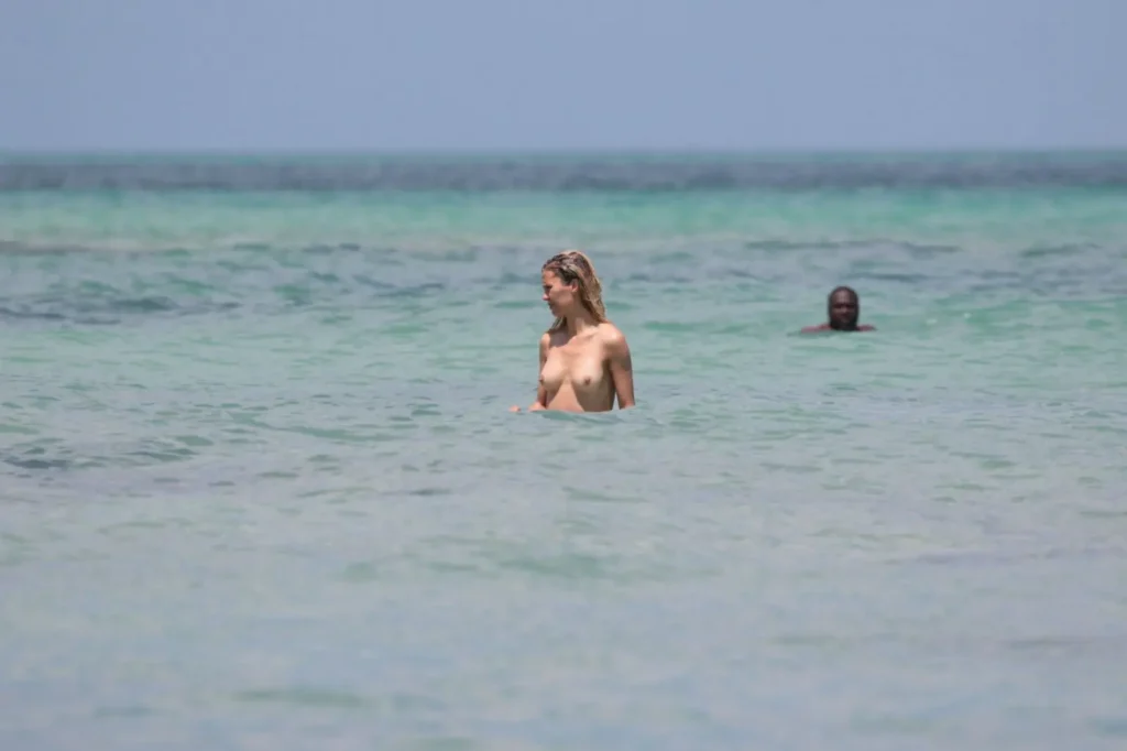 Голая Виктория Боня грудь и фигура засветы на пляже
